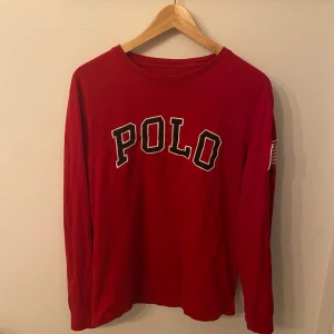 Röd Ralph Lauren - Strl M | Sitter bra på mig men lite löst, är 180 och ganska smal | Unik Tröja med USA patch på ärmen som jag tycker är väldigt coolt | skriv dms för fler frågor! 🤟