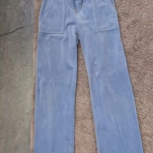  juicy contour  - Juicy contour byxor blåa bra skick men 3 små fimp håll vid knät 