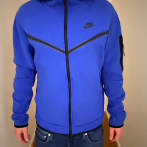 Nike tech fleece - Nike teech använd sparsamt. Perfekt till vintern/hösten samt träningar💪. Skicket är 9/10✨då den har blivit lite knoprig på ett litet ställe (se bild 4), syns inte om man inte kollar på det