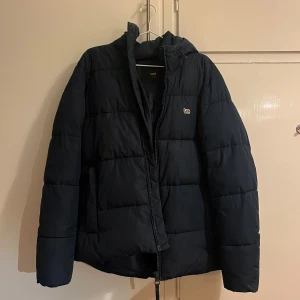 Lee pufferjacket - Intressekoll, Pufferjacket från Lee, strl S, de e en manjacka men passar guzzarna oxå😁😁Har ett pyttelitet hål på ena armen som går att sy ihop, supervarm förövrigt. Dm för mer, pris kan diskuteras ‼️köpt för runt 1000