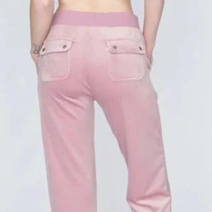 Rosa mjukisbyxor med fickdetaljer - Rosa Juicy Couture byxor. Byxorna är endast använda ett fåtal gånger, så de är i väldigt bra skick, inga defekter. Kan gå ner i pris vid snabb affär.