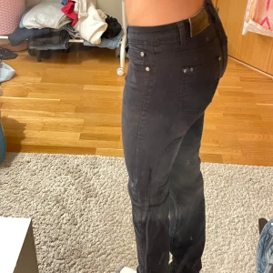 Jeasn - Svarta soaked jeans i storlek XS-S Straight jenas, lågmidjade  Längd:95 cm Skrev:19 cm Midjan: 36cm Lår:19-15cm 