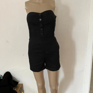 Rockabilly retro vintage 50-tal 60-tal stil jumpsuit playsuit romper dräkt - Dammig av att ha legat på vinden länge. I övrigt inget att anmärka på.