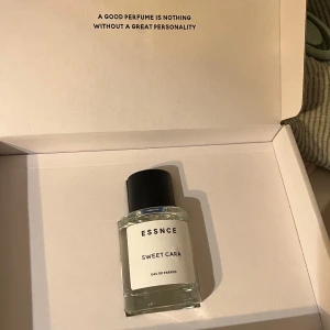 Sweet cara essnce - Säljer min parfym från essence då jag köpte fel. Helt nyköpt endast testat 2 sprays. Inspirerad av sol de janiero 62😍