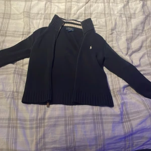 Ralph lauren zip - En Ralph lauren full zip som är i bra skick. Den är i storlek 10-12/152 i barnstorlek. Nypris 1600kr