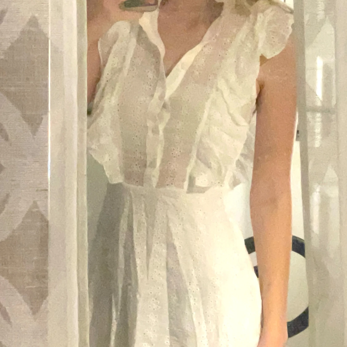 Vit broderad miniklänning med hög ringning - 92