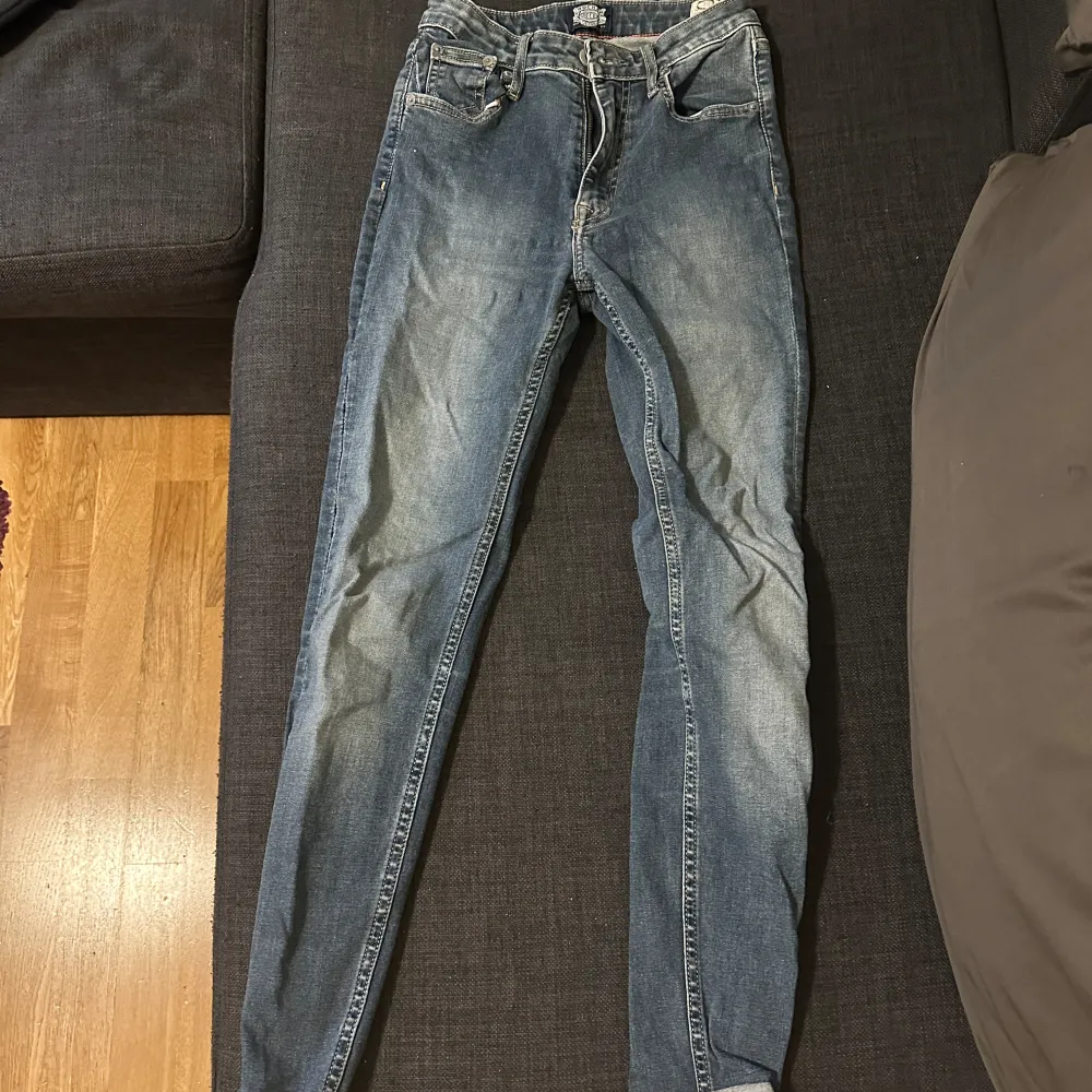 Crocker jeans från JC när det fortfarande fanns. Midja: 26 Längd: 32 Jag är 1,69 m. Jeans & Byxor.