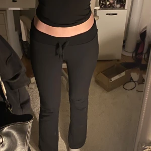 Svarta Cozy Chill Pants från Nelly - Säljer ett par svarta Cozy Chill Pants från Nelly i storlek S💗De är superbekväma och nästan aldrig använda. Byxorna har en snörning i midjan och är i en skön, mjuk kvalitet. De har en bootcut-stil. Nypris 299 kr