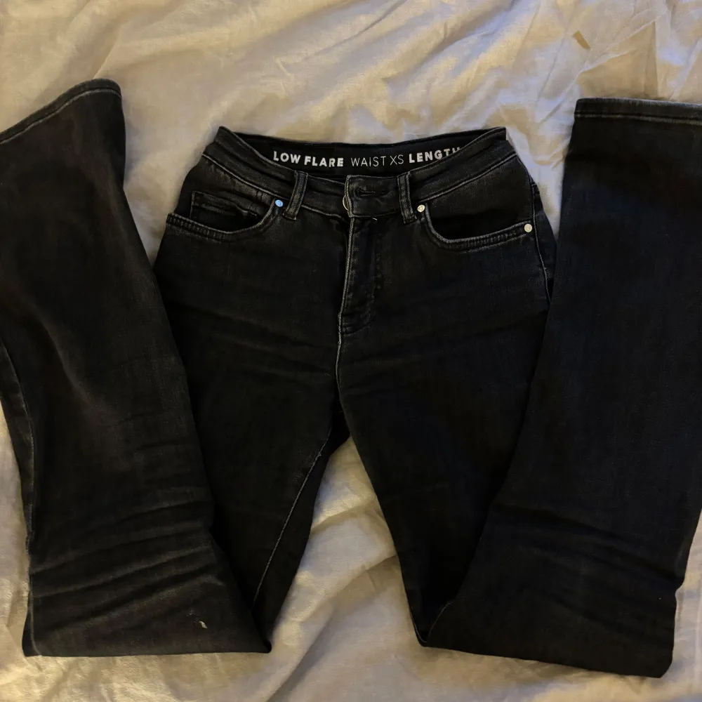 Lågmidjade jeans från Bikbok. Storlek xs. Jeans & Byxor.