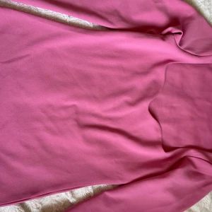Rosa tröja från H&M - Säljer en superfin rosa tröja från H&M i storlek S. Den är perfekt för både vår och sommar med sin mjuka och bekväma passform. Tröjan har långa ärmar.
