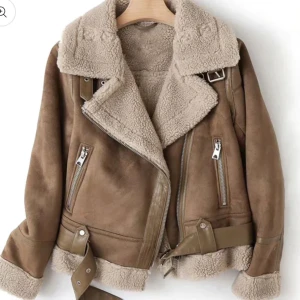 Pilotjacka beige  - Använd bara 3 gånger och inte haft nån användning till den så jag säljer den nu. Väldigt skön och fin håller än väldigt varm om vinter eller hösten.