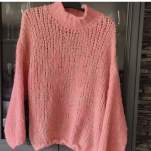 Stickad tröja - As söt rosa stickad tröja i mohairblandning. Inga defekter. Skriv privat för fler bilder 💌💌