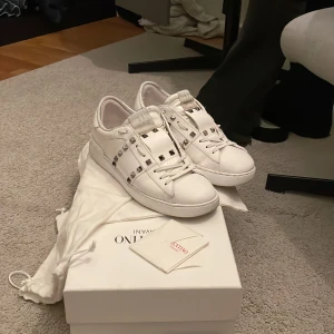 Valentinos open rockstud - Tja säljer nu dessa valentino open i väldigt fint skick nypris runt 8000kr och köpta i nk allt og följs med självklart äkta alla spikar är kvar 