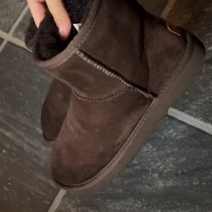 Uggs Classic mini  - Använd 1 vinter, lite fläckig pga fuktskador (se bilder) Men annars fint skick! Går säkert tvätta dom bättre med rätt medel 💘 Nypris 2299