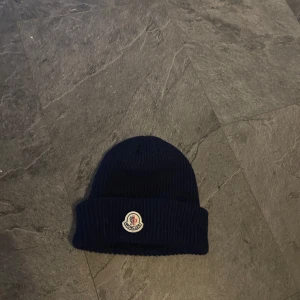 Moncler mössa - Moncler mössa i riktigt bra skick Har du frågor om mössan är det bara att skriva! 1”1
