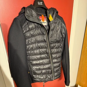 Parajumper jacka - Parajumper jacka  Storlek m Finns 2 små hål på framsidan som är tejpat och ett hål på ryggen som oxå är tejpat , skriv så skickar jag bild på hålen 