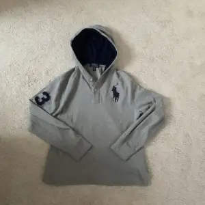 Riktigt unik Ralph Lauren hoodie. Storlek 14/16 år, 170cm. Nypris: ca.1500 säljer för 500. I helt nytt skick! Priset är inte hugget i sten. Skicka ett meddelande vid minsta fundering!