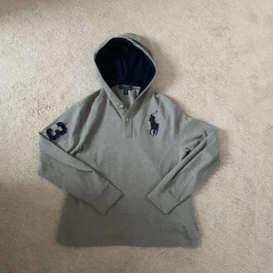 Ralph Lauren Hoodie - Riktigt unik Ralph Lauren hoodie. Storlek 14/16 år, 170cm. Nypris: ca.1300 säljer för 450. I helt nytt skick.. Skicka ett meddelande vid minsta fundering!