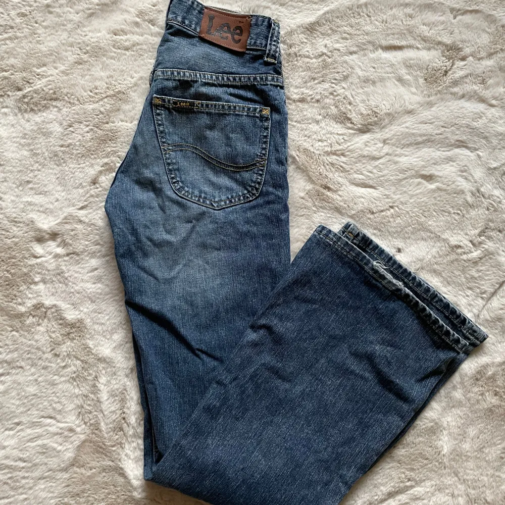 Lågmidjade bootcut jeans från Lee. Fint skick om man bortser från lite slitage nedtill av byxan (se bild 4). W26 L31. . Jeans & Byxor.