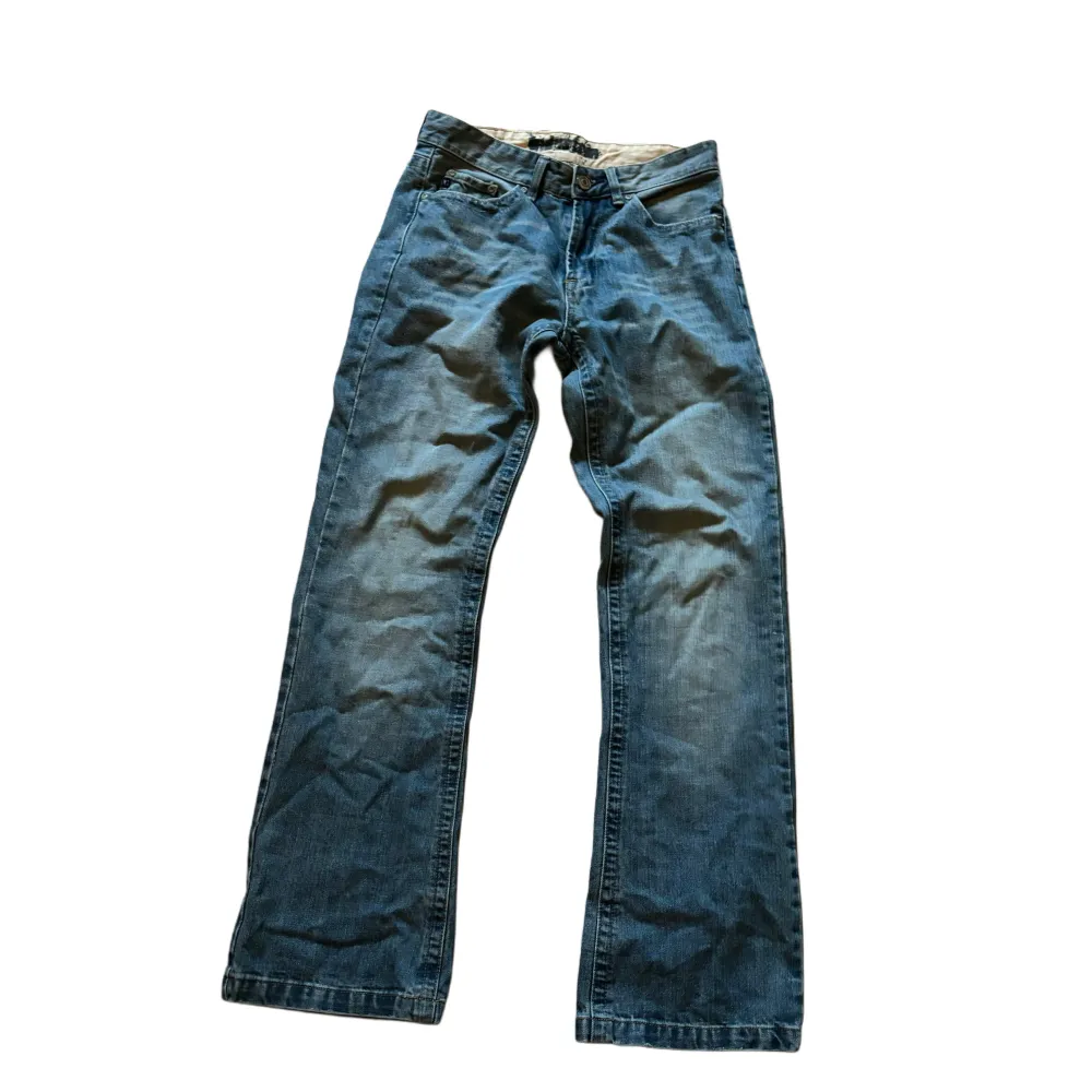 Low waist jeans Midjemått- 85 cm Innerbenslängd- 80 cm Hål längst ner på baksidan(syns på andra bilden) Skriv om du vill se bild på eller om du har några frågor . Jeans & Byxor.