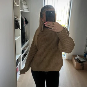 Stickad tröja  - Stickad tröja från Lager 157. Mycket fint skick, typ som helt ny endast använd 2 gånger kanske💓