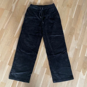 Axel Arigato Byxor - Manchester byxor med knytning i svart från Axel Arigato! Använda fåtal gånger men inga tydliga defekter! Storlek 38