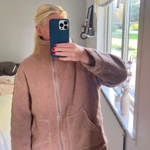 Teddy jacka - Säljer min oanvända teddyjacka jag fick hem häromdagen 🤎