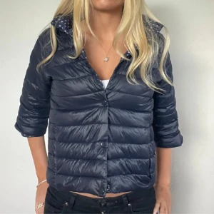 Jacka - Jätte söt trekvartsärmad jacka, storlek S men passar även xs ❣️❣️❣️hör av er vid frågor