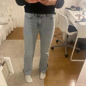 Blåa jeans  - Blåa jeans med slits från H&M i stolek 34. Jag är 169cm