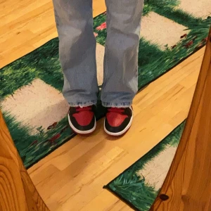 Jordan 1 mid - Säljer mina jordan 1 mid eftersom att de inte kommer till användning. Skorna är använda fåtal gånger men i mycket fint skick, däremot finns det lite creasing på högra skon (se bild 2) Skorna köptes för 1345kr från Zalando💗