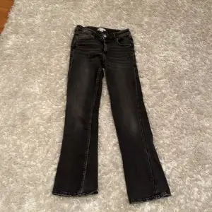 Säljer ett par snygga svarta jeans från Gina Tricot i storlek 158. De har en klassisk femficksdesign med knapp och dragkedja framtill. Jeansen är bootcut. Nypris:300kr. Dem är svartgråa i färgen 