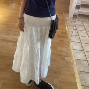 Vit långkjol med broderad spets - Säljer en superfin vit långkjol med spets