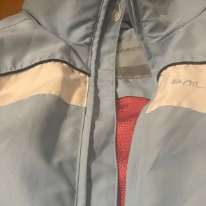 Sail Racing jacka perfekt för denn väder  - En baby blå höst jacka perfekt för denna väder storlek m funkar för både kvinnor och män anledning till att jag säljer den har för mycket av jackar alltså inga problem med varan,funkar både som en jacka och kofta 