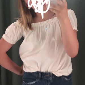 Vit offshoulder topp från Vero Moda - Säljer en superfin vit offshoulder topp från Vero Moda. Fint skick💕i strlk xs