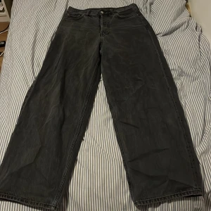 Weekday  - Jag säljer nu mina weekday astro byxor. De är i bra skicka och är bara lite slitna längst nere vid hälarna (se bild) Går att sänka priset vid snabbt köp:)