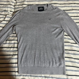 Hollister tröja - Säljer eftersom den är för lite. Har knappt använd den.