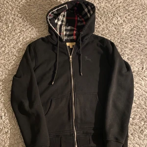 Burberry hoodie - SÄLJER ÅT KOMPIS!!!   Säljer en fin Burberry hoodie storlek M men sitter också väldigt bra om du har storlek S. Den har inga effekter inga hål inga fläkar, kanppt andvänd 9/10 skick. Frågor eller funderingar är det bara att höra av dig!!!!