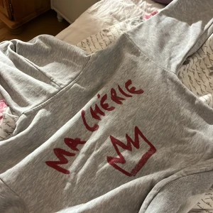 Gina hoodie  - Använd typ 3 gånger å säljer för ja inte använder den längre, bra skick!!