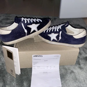 Golden Goose marinblå. HAR KVITTO - Skit bra skick. Skorna är i bra skick och ser nya ut. undersidan är lite sliten men inget man märker av. Dom e perfekt nu till hösten och är varma. Kvitto medföljer och pasar upp till 44 skulle jag säga. Själv har jag storlek 43 men sitter bra på mig