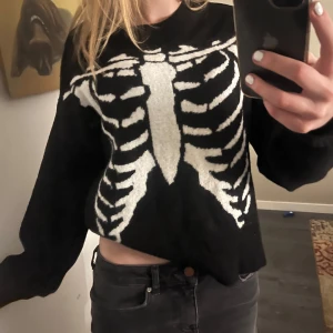 Halloween stickad tröja - Säljer denna stickade tröja perfekt för halloween👻Knappast använd! Storlek: XS 🩷Pris kan diskuteras!