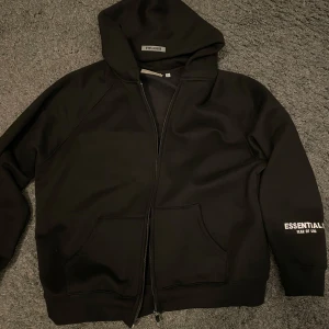 Essentials kofta svart - Essentials kofta svart. Storlek L. Använd rätt lie. Pris kan diskuteras :).