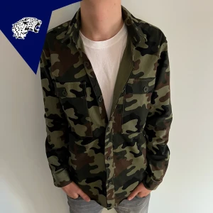 SAMSOE SAMSOE OVERSHIRT  - Fet Samsøe Samsøe Overshirt i camo | Skick: 9/10 | Strl: M | Modellen är 182cm | Hör av dig vid frågor eller funderingar!