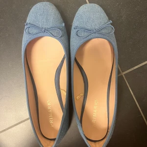 Ballerinaskor  - Såå snygga ballerinaskor i denim💙Köpta på primark och använda ute en enda gång, säljer pga de är för små för mig💕