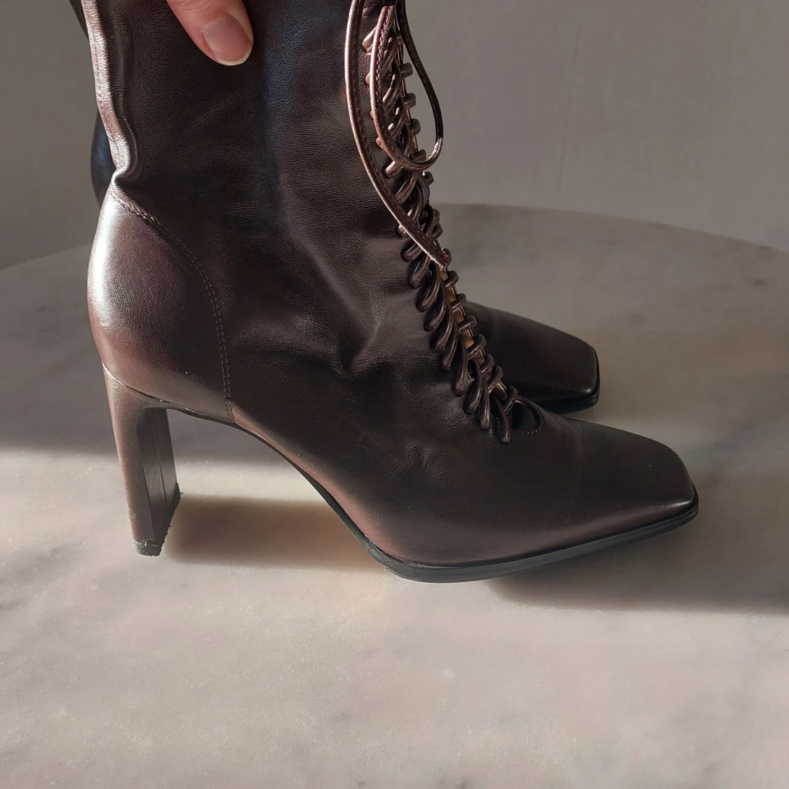 Mörkbruna läderstövletter