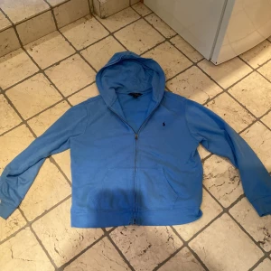 Sällsynt Ralph lauren zip hoodie - Tja säljer min polo ralph lauren hoodie i storlek 18-20 vilket motsvarar s i herrstorlek.