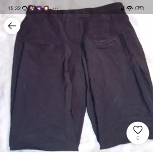 Kostymbyxor - Säljer ett par svarta kostymbyxor i bra skick. De har en enkel design med fickor framtill. Perfekta för vardagsbruk eller avslappnade tillfällen.