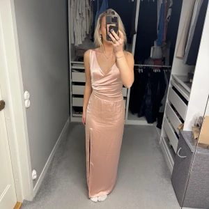 Oanvänd Balklänning - Beställde 4 klänningar inför min studentbal och behöll en men glömde skicka tillbaka resten. De är helt nya från ASOS och har aldrig använts, vilket man även kan se på sista bilden att lappen sitter kvar.