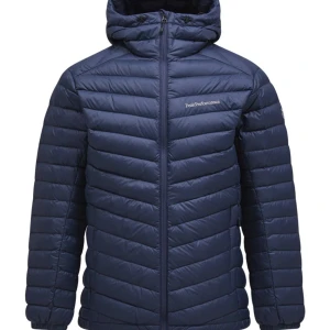 Peak performance jacka - En jättefin bekväm vinter jacka märket peak performance, Bra skick absolut inga defekter! Priset kan diskuteras men rimligt pris.