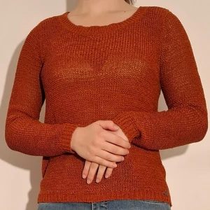 Långärmad stickad tröja, orange/coppar - Långärmad stickad tröja från ONLY i en orange/copparaktig färg.  (Sista bilden visar tröjaks material)