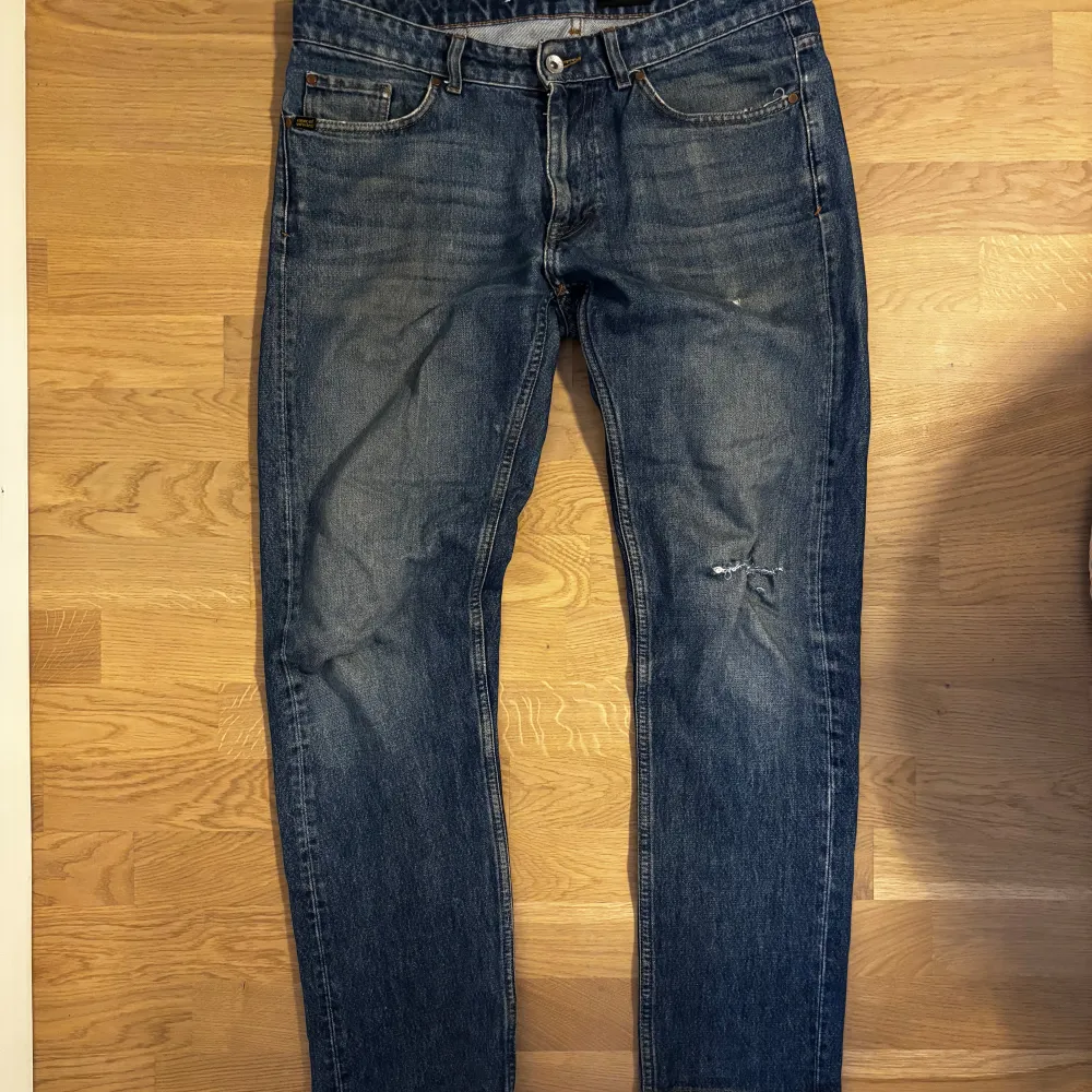 Snygga jeans från tiger of sweden. Storlek 32/34. Lagat hål vid knät och bakficka.. Jeans & Byxor.